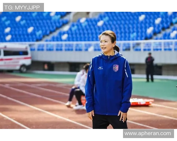 中国足球明星太太们的生活与风采揭秘：她们背后的故事与支持力量